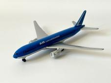 Boeing 777-200 American Plane Airliner Model Toy Blue Diecast 1:500 Scale Maisto