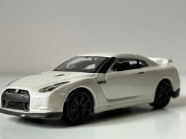 Nissan GT-R Japanese Sports Car Model Diecast White 1:43 Scale Bburago