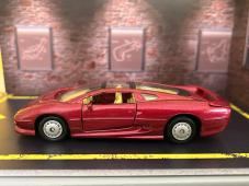 Jaguar XJ220 British Vintage Car Model Diecast Toy 1:40 Maisto Red Opening Doors