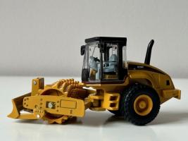 Vibratory Soil Compactor Construction Vehicle Model Diecast Amercom 1:64