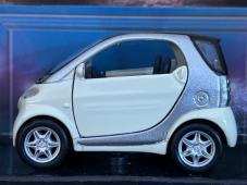 Smart Germany Electric Car Model Diecast 1:33 Free Wheeling Maisto