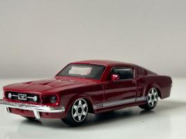 Ford Mustang GT American Sports Car Model Diecast Red 1:43 Scale Bburago